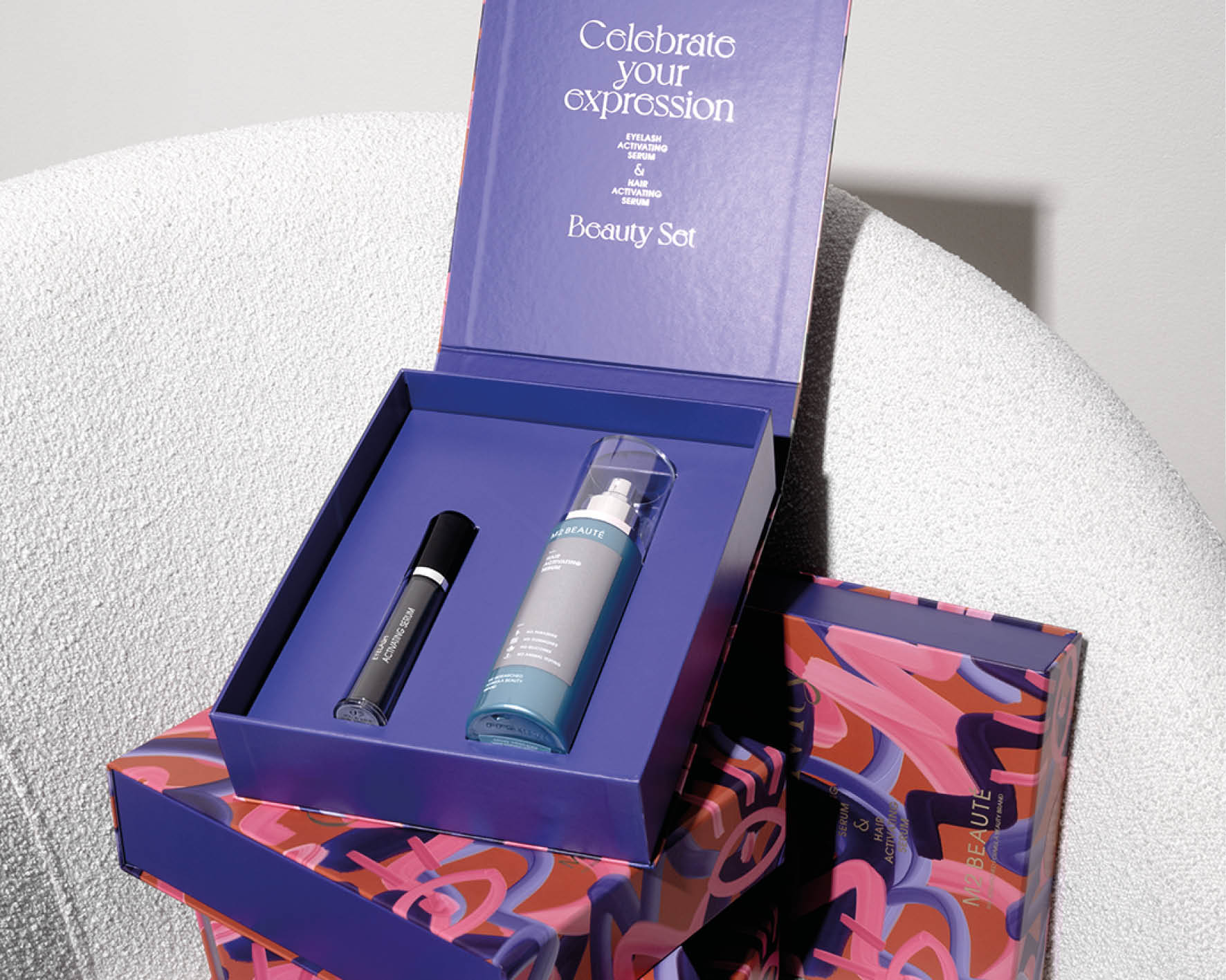 Weihnachtlich gestaltete Geschenkbox mit Wimpern- und Haarserum