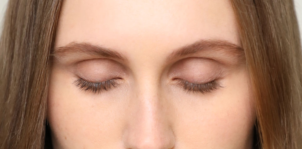 Nachher Bild mit langen Wimpern und dichten Brauen Nachher Bild mit langen Wimpern und dichten Brauen
